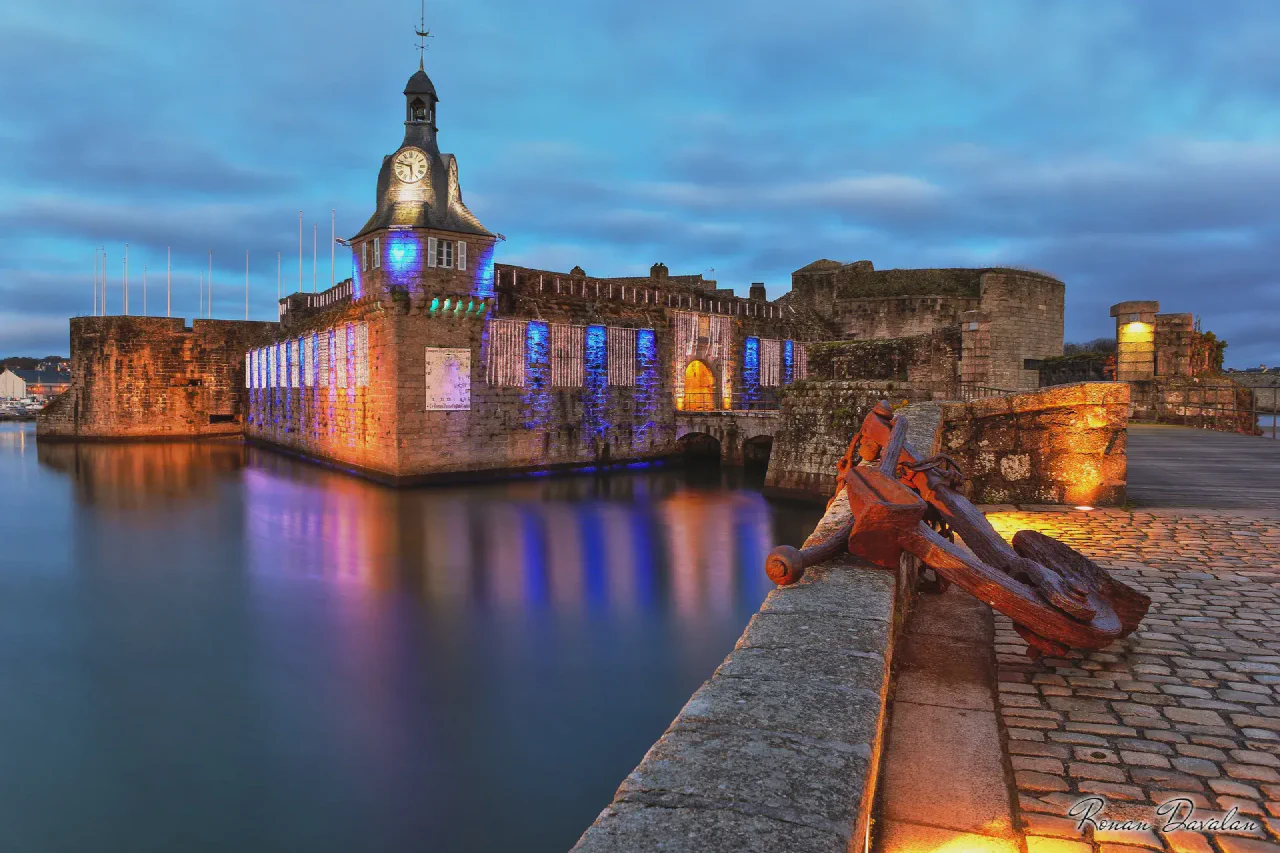 Photographie de la Ville Close de Concarneau au crépuscule, Finistère, par Ronan Davalan, publiée dans le National Geographic
